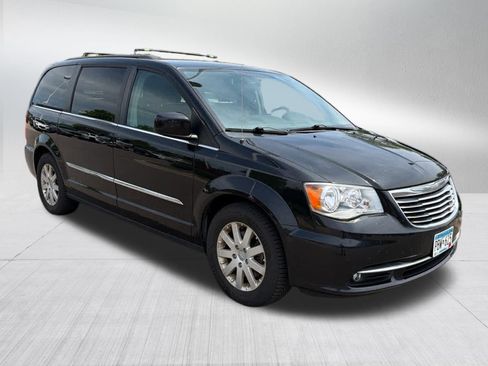 Used 2016 Chrysler Town & Country Touring FWD image 3