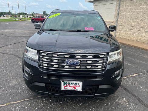 Used 2017 Ford Explorer XLT w/ Equipment Group 202A AWD/4WD image 3