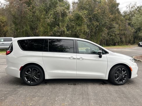 New 2026 Chrysler Pacifica Select image 9