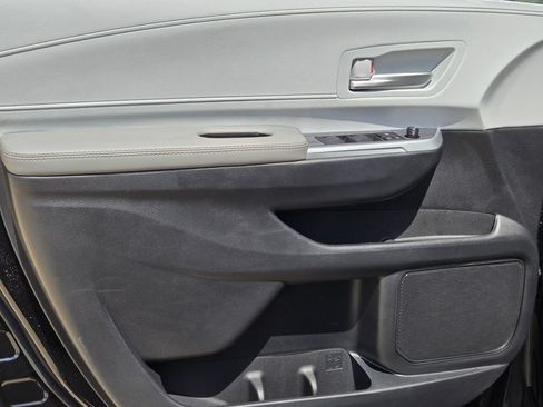 Used 2026 Toyota Sienna XLE FWD image 11