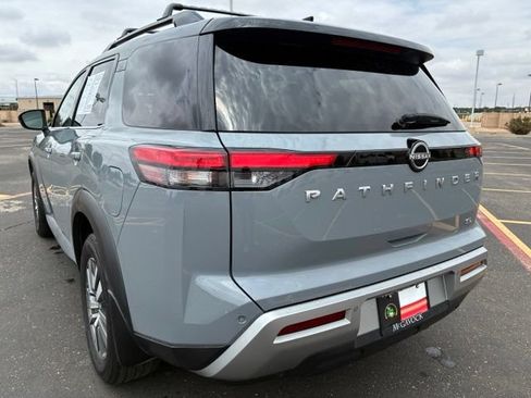 Used 2022 Nissan Pathfinder SL FWD image 4