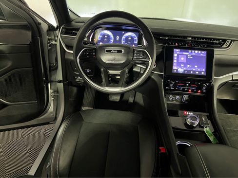 Used 2025 Jeep Grand Cherokee Altitude AWD/4WD image 14