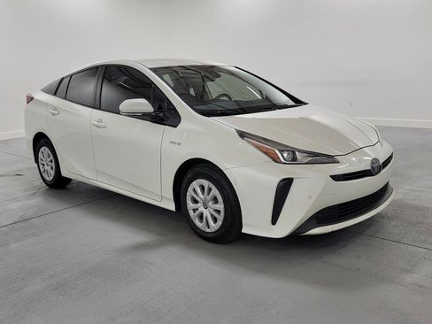 Used 2020 Toyota Prius LE image 2