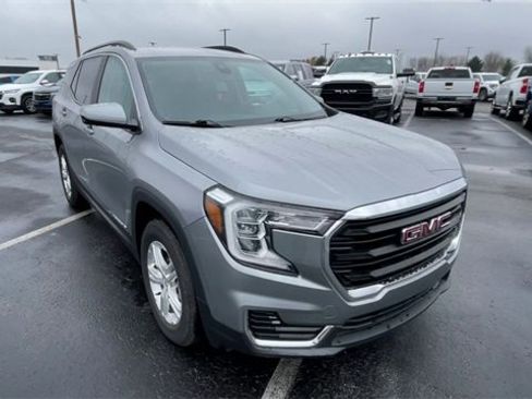 Used 2023 GMC Terrain SLE w/ Driver Convenience Package image 4