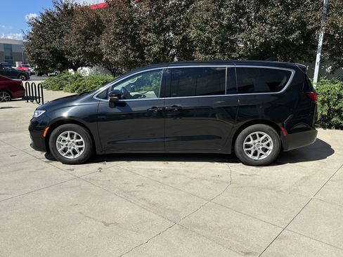 Used 2023 Chrysler Pacifica Touring-L FWD image 9
