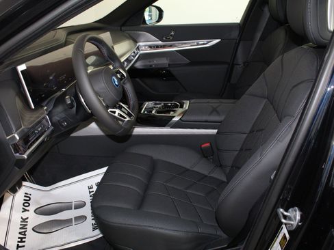 Used 2026 BMW i7 M70 w/ Premium Package image 5