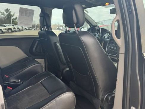 Used 2019 Dodge Grand Caravan SXT image 12