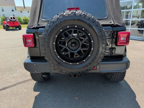 Used 2019 Jeep Wrangler Unlimited Sahara AWD/4WD image 13