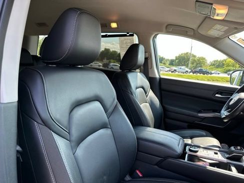 Used 2023 Nissan Pathfinder SL AWD/4WD image 30
