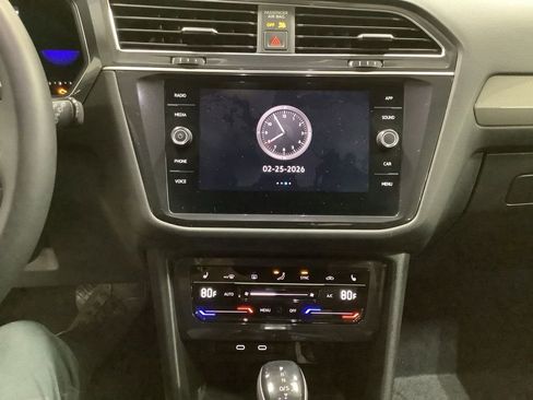 Used 2022 Volkswagen Tiguan SE w/ Panoramic Sunroof Package image 18