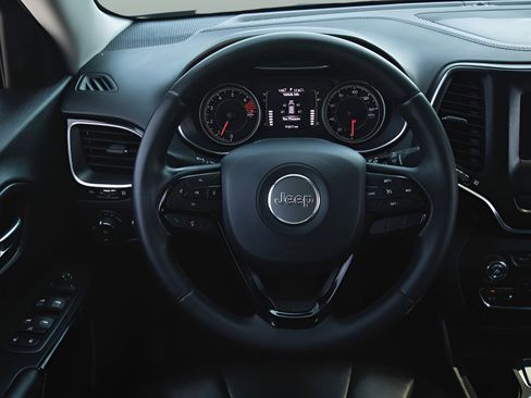 Used 2019 Jeep Cherokee Latitude Plus image 16