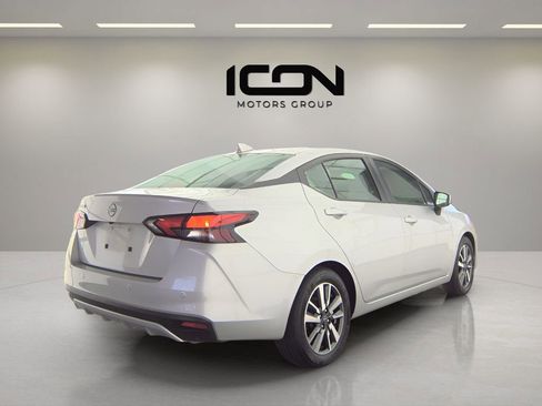 Used 2025 Nissan Versa SV image 3