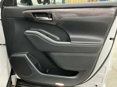 Used 2024 Toyota Highlander Limited image 24
