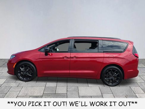 Used 2025 Chrysler Pacifica Limited FWD image 4