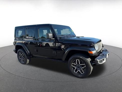 Used 2025 Jeep Wrangler Unlimited Sahara AWD/4WD image 2