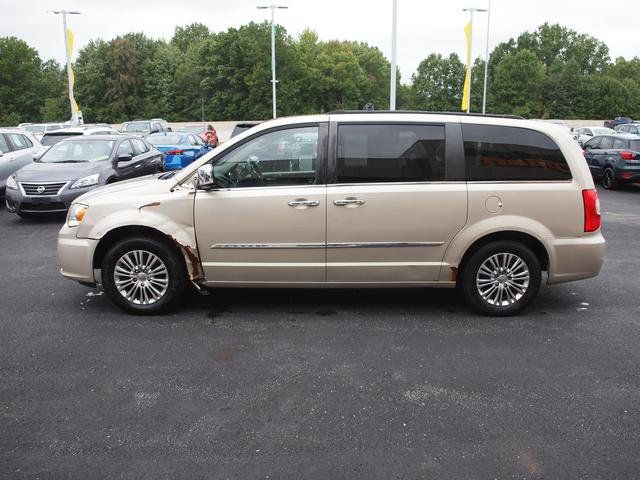 Used 2013 Chrysler Town & Country Touring-L w/ Entertainment Group #2 FWD image 3