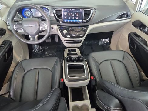 Used 2024 Chrysler Pacifica Touring-L image 16