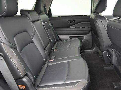 Used 2025 Nissan Pathfinder SL FWD image 7