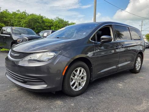 Used 2020 Chrysler Voyager LX FWD image 3