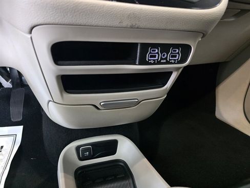 Used 2023 Chrysler Pacifica Touring-L FWD image 23