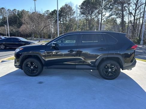 Used 2021 Toyota RAV4 XLE image 7