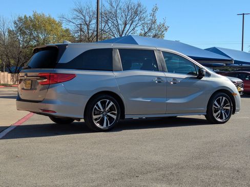 Used 2024 Honda Odyssey Touring image 3