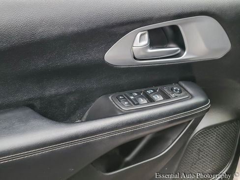 Used 2018 Chrysler Pacifica Touring Plus image 18