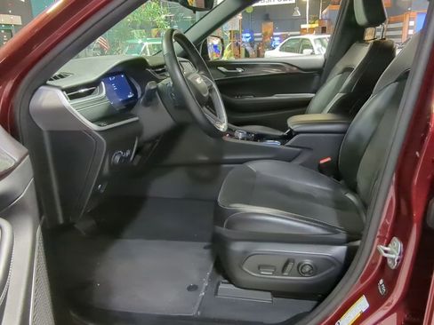 Used 2022 Jeep Grand Cherokee Altitude AWD/4WD image 15