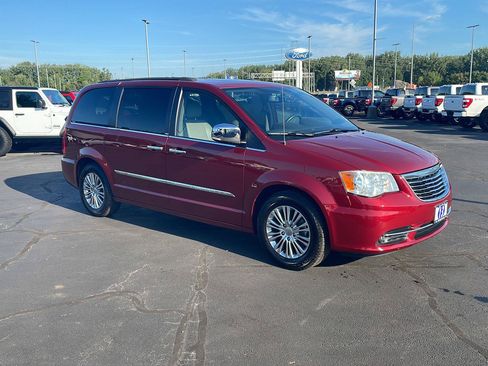 Used 2013 Chrysler Town & Country Touring-L w/ Driver Convenience Group FWD image 7
