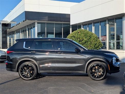 Used 2023 Mitsubishi Outlander SE Black Edition image 3