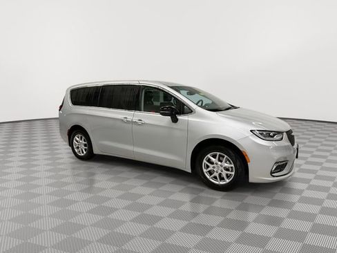 Used 2024 Chrysler Pacifica Touring-L image 13