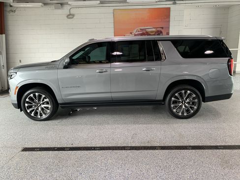 Used 2025 Chevrolet Suburban High Country RWD image 5