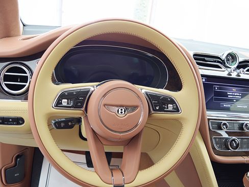 Used 2024 Bentley Bentayga image 22