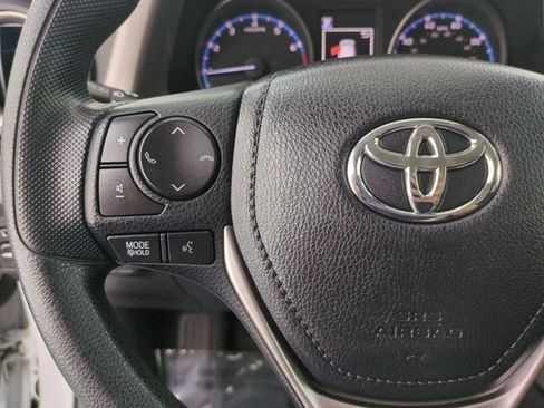 Used 2018 Toyota RAV4 LE FWD image 30
