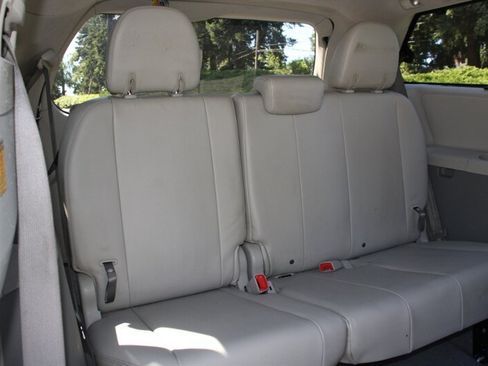 Used 2011 Toyota Sienna XLE w/ Entertainment Pkg FWD image 17