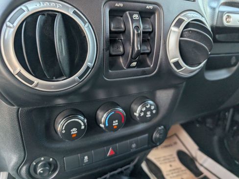 Used 2015 Jeep Wrangler Unlimited Sahara w/ Connectivity Group AWD/4WD image 19