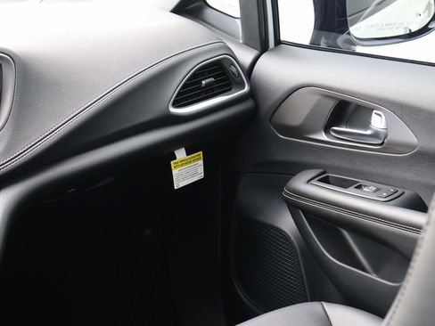 New 2026 Chrysler Pacifica Select w/ S Appearance Package FWD image 18