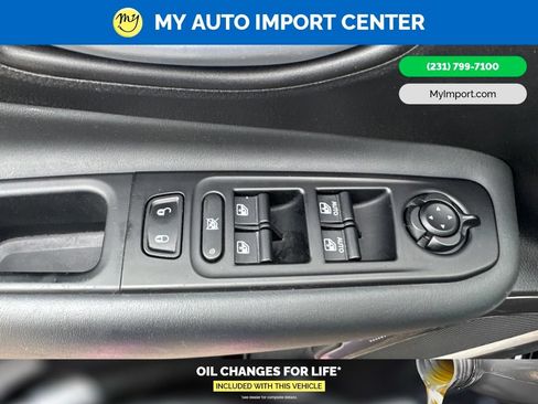 Used 2023 Jeep Renegade Latitude AWD/4WD image 11
