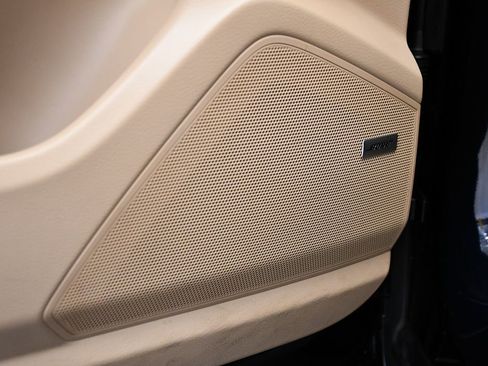 Used 2022 Porsche Cayenne Platinum Edition image 36