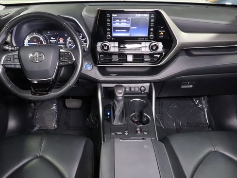 Used 2021 Toyota Highlander XLE image 16