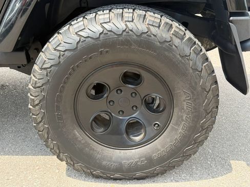 Used 2015 Jeep Wrangler Unlimited Rubicon w/ Dual Top Group AWD/4WD image 11