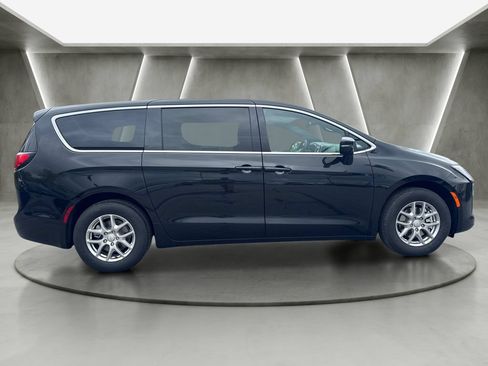New 2027 Chrysler Pacifica Select FWD image 6