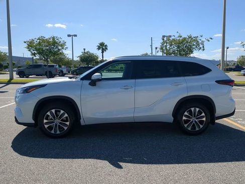 Certified 2024 Toyota Highlander XLE image 7
