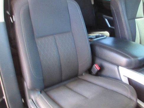 Used 2017 Nissan Titan SV RWD image 27