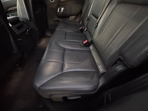 Used 2018 Land Rover Discovery SE image 30