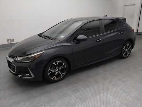 Used 2019 Chevrolet Cruze LT w/ Convenience Package FWD image 2