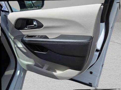 Used 2024 Chrysler Pacifica Touring-L FWD image 22