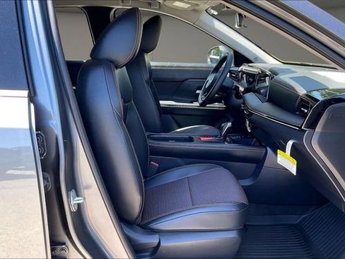 Certified 2025 Nissan Kicks SR FWD image 7
