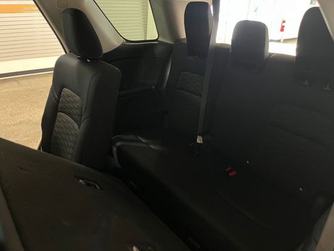 Used 2025 Nissan Pathfinder SV image 30