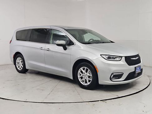 Used 2023 Chrysler Pacifica Touring-L FWD image 8